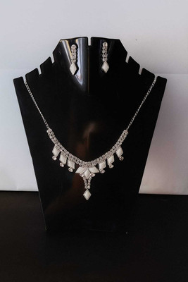 Goodfuturee Alloy White Jewellery Set(Pack of 1)