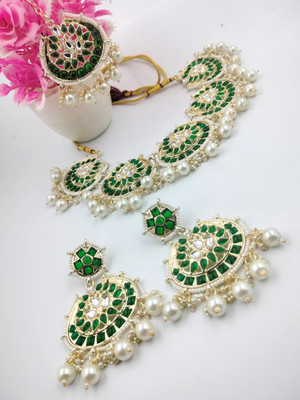 Divisha Alloy Gold-plated Green Jewellery Set(Pack of 1)