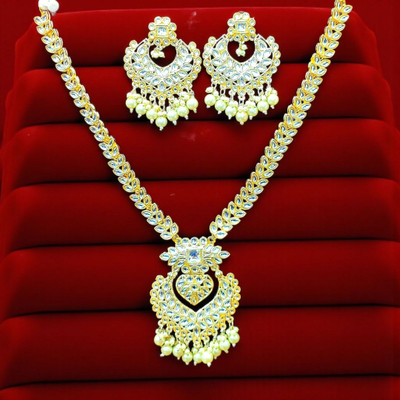 Aroras Bridal & Fashion Jewellery Brass Gold-plated White Jewellery Set(Pack of 1)