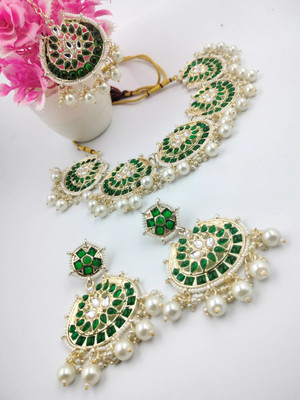 Divisha Alloy Gold-plated Green Jewellery Set(Pack of 1)