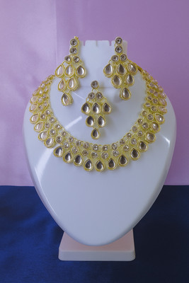 Rudisho Fashion Alloy Brass White Jewellery Set(Pack of 1)