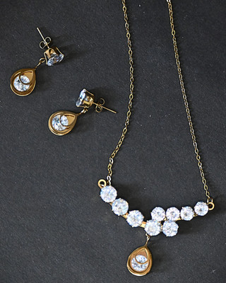 DIVYASHVI FASHION Alloy Gold-plated Gold Jewellery Set(Pack of 1)