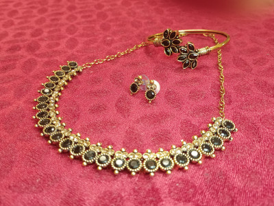 AVF PRODUCTS Brass Gold-plated Black Jewellery Set(Pack of 1)