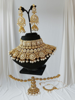 Kanku And Radha Alloy White Jewellery Set(Pack of 1)