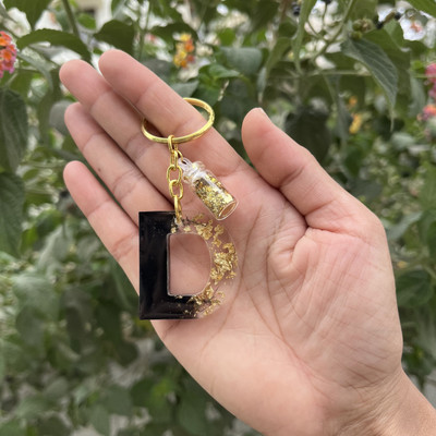 UniQ Creation Black and Gold Resin Alphabet Initial Letter Keychain (D)) Key Chain