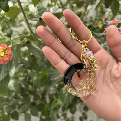 UniQ Creation Black and Gold Resin Alphabet Initial Letter Keychain (Q) Key Chain