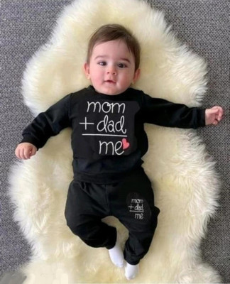 MUCARE Baby Boys & Baby Girls Casual T-shirt Pyjama(Black Mom Dad Me)