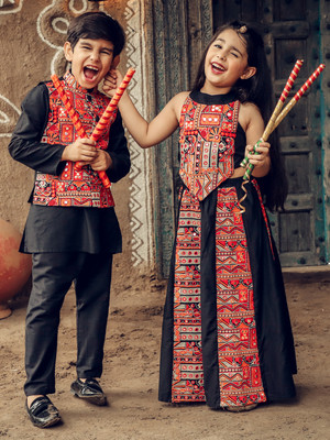VASTRAMAY Boys Casual Kurta and Pyjama Set(Black Pack of 1)