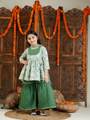 VASTRAMAY Girls Festive & Party Kurta and Pyjama Set(Green Pack of 1)