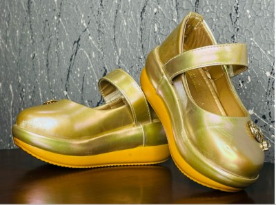 BabiesParadise Girls Velcro Heels(Gold)