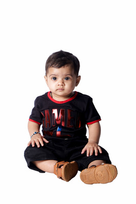 Yellowtoons Baby Girls Solid Cotton Blend Slim T Shirt(Black, Pack of 1)