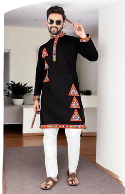 UNIQUE MOMENTS Men Embroidered Straight Kurta(Black)