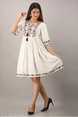 VAMIKAFASHION Women Embroidered, Floral Print A-line Kurta(White)