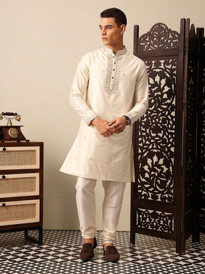 House of Pataudi Men Embroidered Straight Kurta(White)