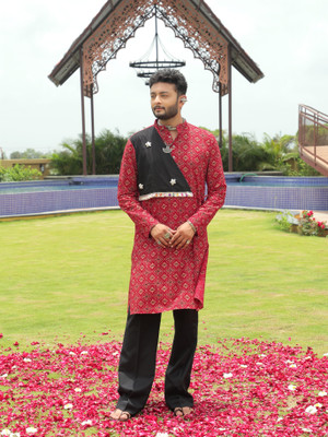 Varbandhan Men Printed Straight Kurta(Red)