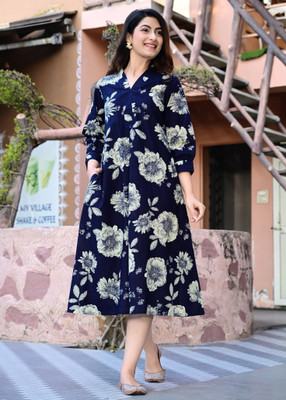 Chaukas Women Floral Print Straight Kurta(Blue)