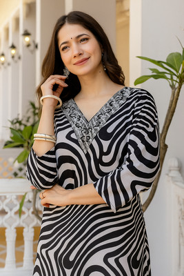 Red Shillies Women Solid Straight Kurta(Black)