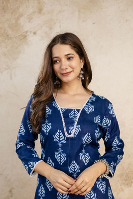Zaneta Women Floral Print Straight Kurta(Blue)