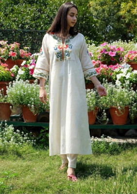 Nandi Women Embroidered Straight Kurta(White)
