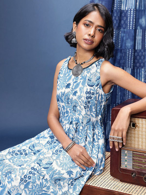Taavi Women Floral Print Straight Kurta(Blue, White)