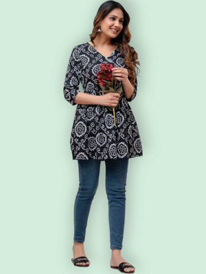 Vastrakaya Women Floral Print Straight Kurta(Black, White)