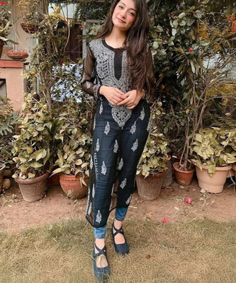 FS FASHION Women Embroidered Straight Kurta(Black)