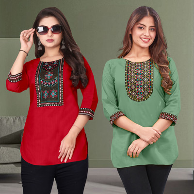 FSR Women Solid Straight Kurta(Red, Green)