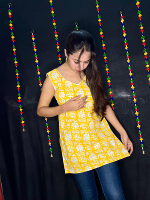 MODERN NAREE Women Floral Print A-line Kurta(Yellow)