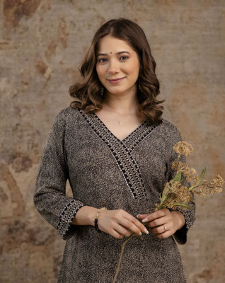 Dressar Women Floral Print Straight Kurta(Black)