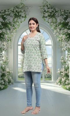 Royalty Women Embroidered Anarkali Kurta(Green)