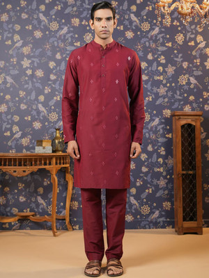 House of Pataudi Men Embroidered Straight Kurta(Maroon)