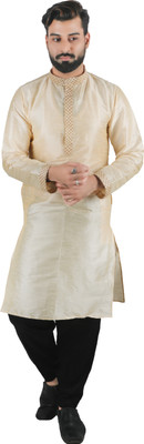 DRESSED UP DIVAS Men Solid Straight Kurta(Beige)