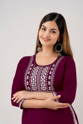 Kapadia Women Embroidered Straight Kurta(Maroon)