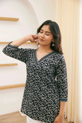 Ngang Women Floral Print Straight Kurta(Black, White)