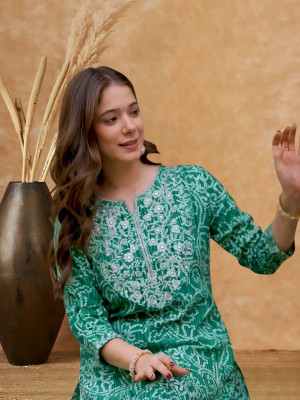 Wawlooks Women Floral Print, Printed, Embroidered Straight Kurta(Green)