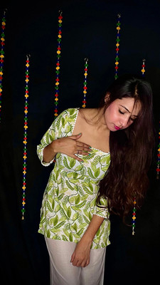 MODERN NAREE Women Floral Print Straight Kurta(Green)