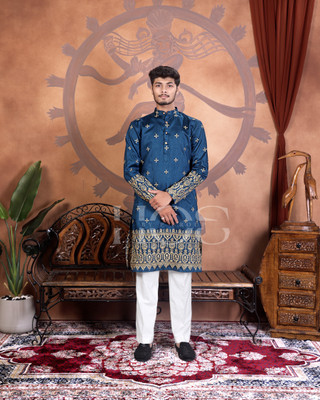 House Of Sanskruti Men Embroidered Straight Kurta(Blue)
