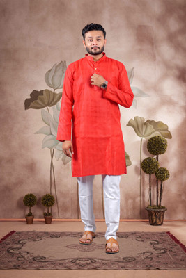 Varbandhan Men Solid Straight Kurta(Red)