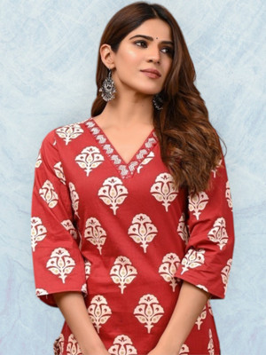 PRAYAARI FASHIONS Women Self Design Straight Kurta(Maroon)