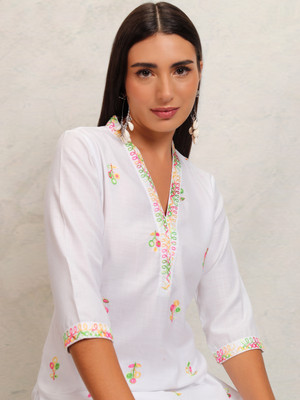 Vishudh Women Embroidered Straight Kurta(White)
