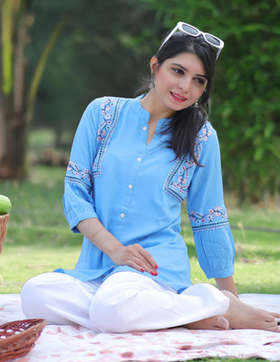 Youthnic Women Embroidered Straight Kurta(Multicolor)