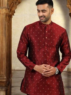 Tattva Men Woven Design Straight Kurta(Maroon)