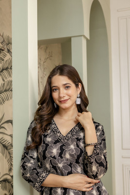 AOMORI Women Floral Print, Embroidered Straight Kurta(Black)