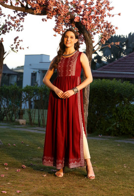 STRAYLO Women Printed Flared Kurta(Maroon)