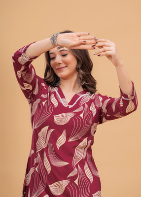 DAEVISH K Women Printed Straight Kurta(Maroon)