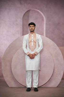 House Of Sanskruti Men Embroidered Straight Kurta(White)