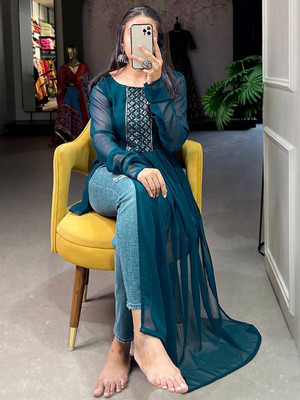 MAVEKRIZ Women Embroidered Straight Kurta(Green)