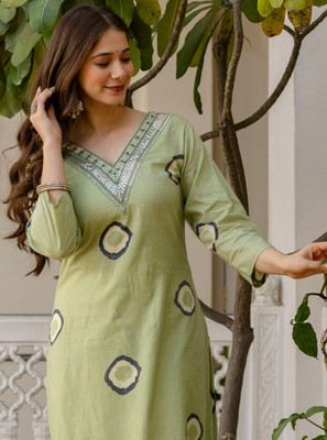 Surhi Women Embroidered Straight Kurta(Green)