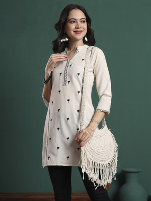 Nayasi Women Embroidered Straight Kurta(White)
