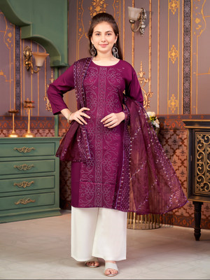 Aarika Girls Embellished Straight Kurta(Maroon)